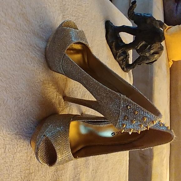 Gold pumps - Picture 1 of 4